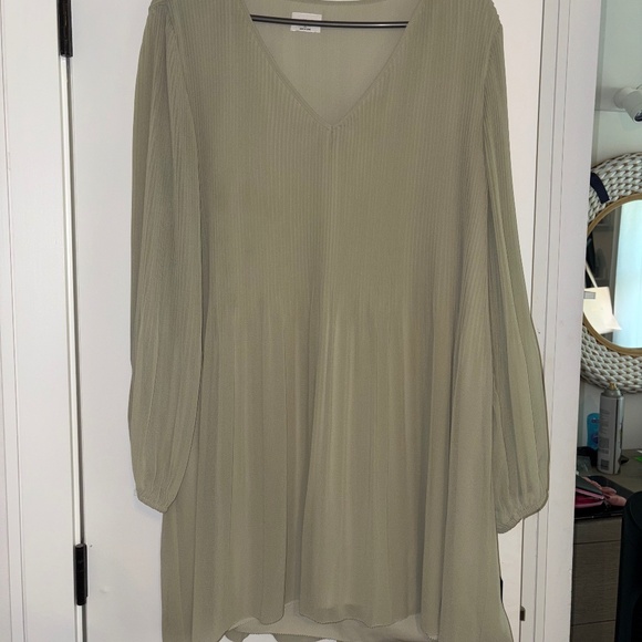 Flowy aritzia dress - Picture 1 of 4